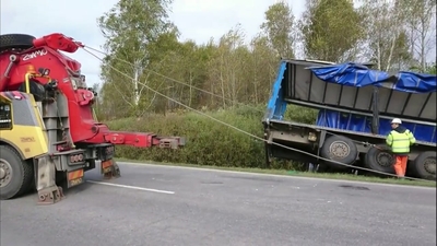 Фото эвакуации грузовика в Красноярске