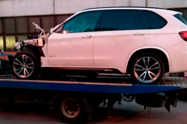 Фото авто после аварии на платформе эвакуатора